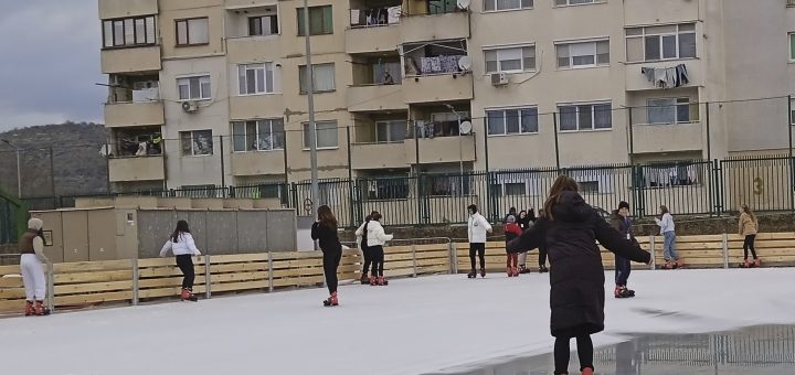 Ледена пързалка в Крумовград отново работи