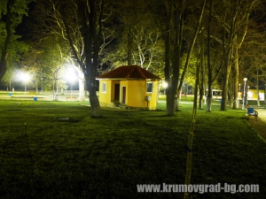 Парка на Крумовград през ноща