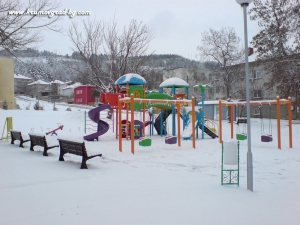 Детска площадка през зимата 3
